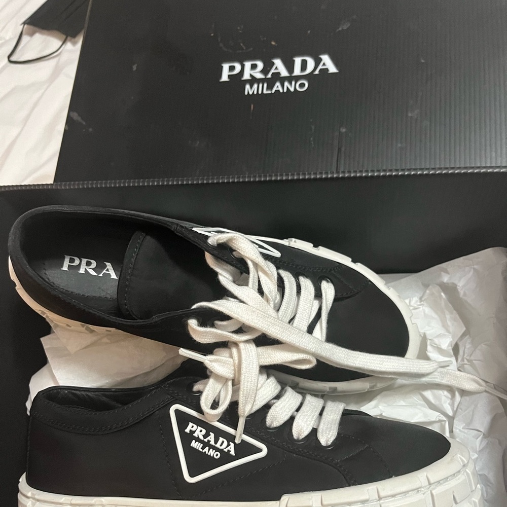 Slightly worn Prada shoes!! Only worn twice in very good shape